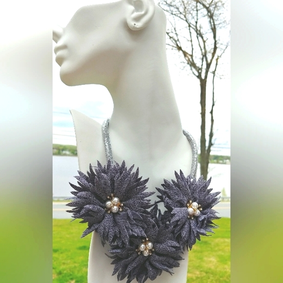 Flower petals statement necklace Grey NWT - Picture 3 of 5